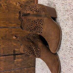 Maurices Beverly Faux Leather Laser Cut Western Boot Size 9